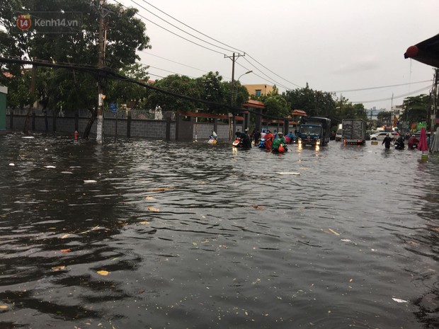 TP.HCM: Mưa lớn kéo dài khiến nhiều tuyến đường ngập nặng, người dân bất lực với phương tiện chết máy - Ảnh 23. TP.HCM: Mưa lớn kéo dài khiến nhiều tuyến đường ngập nặng, người dân bất lực với phương tiện chết máy - Ảnh 23.