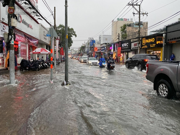 TP.HCM: Mưa lớn kéo dài khiến nhiều tuyến đường ngập nặng, người dân bất lực với phương tiện chết máy - Ảnh 6. TP.HCM: Mưa lớn kéo dài khiến nhiều tuyến đường ngập nặng, người dân bất lực với phương tiện chết máy - Ảnh 6.