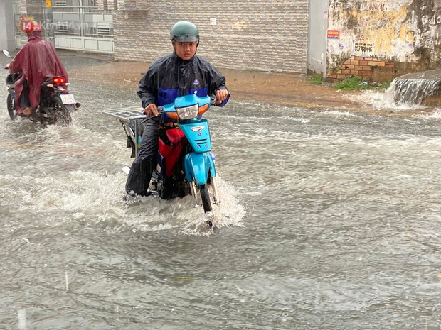 TP.HCM: Mưa lớn kéo dài khiến nhiều tuyến đường ngập nặng, người dân bất lực với phương tiện chết máy - Ảnh 4. TP.HCM: Mưa lớn kéo dài khiến nhiều tuyến đường ngập nặng, người dân bất lực với phương tiện chết máy - Ảnh 4.