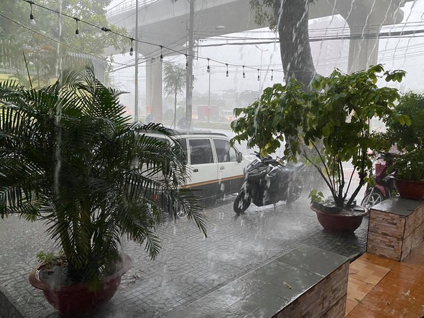 TP.HCM: Mưa lớn kéo dài vào giữa trưa khiến nhiều tuyến đường ngập nặng - Ảnh 1.