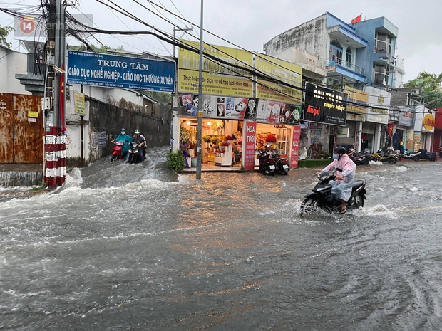 TP.HCM: Mưa lớn kéo dài khiến nhiều tuyến đường ngập nặng, người dân bất lực với phương tiện chết máy - Ảnh 5. TP.HCM: Mưa lớn kéo dài khiến nhiều tuyến đường ngập nặng, người dân bất lực với phương tiện chết máy - Ảnh 5.