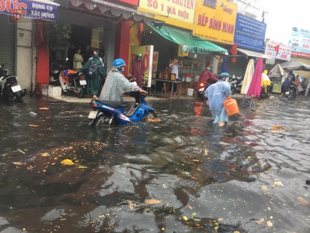 TP.HCM: Mưa lớn kéo dài khiến nhiều tuyến đường ngập nặng, người dân bất lực với phương tiện chết máy - Ảnh 19. TP.HCM: Mưa lớn kéo dài khiến nhiều tuyến đường ngập nặng, người dân bất lực với phương tiện chết máy - Ảnh 19.