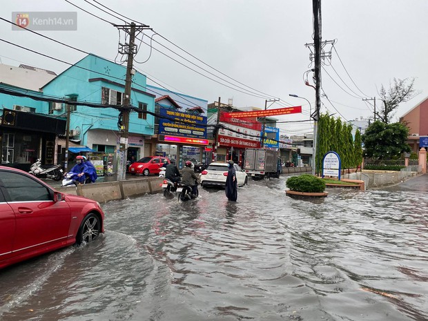 TP.HCM: Mưa lớn kéo dài khiến nhiều tuyến đường ngập nặng, người dân bất lực với phương tiện chết máy - Ảnh 14. TP.HCM: Mưa lớn kéo dài khiến nhiều tuyến đường ngập nặng, người dân bất lực với phương tiện chết máy - Ảnh 14.