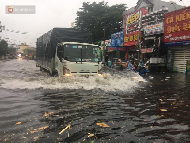 TP.HCM: Mưa lớn kéo dài khiến nhiều tuyến đường ngập nặng, người dân bất lực với phương tiện chết máy - Ảnh 20. TP.HCM: Mưa lớn kéo dài khiến nhiều tuyến đường ngập nặng, người dân bất lực với phương tiện chết máy - Ảnh 20.