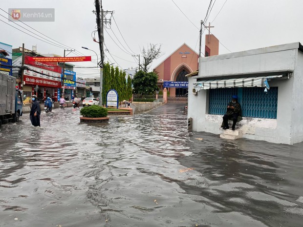 TP.HCM: Mưa lớn kéo dài vào giữa trưa khiến nhiều tuyến đường ngập nặng - Ảnh 13.