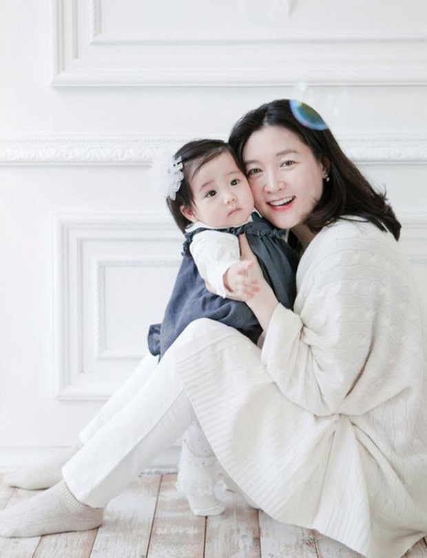 Lee Young Ae hack tuổi kinh ngạc trên tạp chí, thế nhưng con gái 11 tuổi của mỹ nhân Nàng Dae Jang Geum mới chiếm trọn sự chú ý - Ảnh 6. Lee Young Ae hack tuổi kinh ngạc trên tạp chí, thế nhưng con gái 11 tuổi của mỹ nhân Nàng Dae Jang Geum mới chiếm trọn sự chú ý - Ảnh 6.