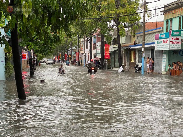 TP.HCM: Mưa lớn kéo dài khiến nhiều tuyến đường ngập nặng, người dân bất lực với phương tiện chết máy - Ảnh 16. TP.HCM: Mưa lớn kéo dài khiến nhiều tuyến đường ngập nặng, người dân bất lực với phương tiện chết máy - Ảnh 16.