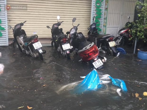 TP.HCM: Mưa lớn kéo dài khiến nhiều tuyến đường ngập nặng, người dân bất lực với phương tiện chết máy - Ảnh 21. TP.HCM: Mưa lớn kéo dài khiến nhiều tuyến đường ngập nặng, người dân bất lực với phương tiện chết máy - Ảnh 21.