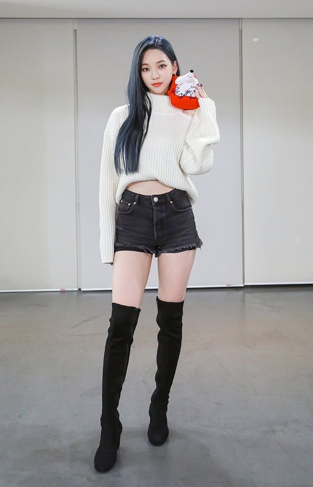 Xuất hiện thánh body mới đe dọa Lisa (BLACKPINK) và Wonyoung: Lộ đôi chân báu vật, nhan sắc chấp luôn ảnh đi làm chụp vội - Ảnh 7.