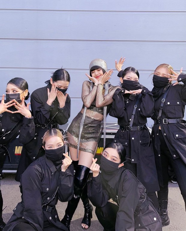 Lisa chiếm trọn spotlight lấn át đàn anh iKON tại Kingdom: Nước đi sai lầm của YG? - Ảnh 8.