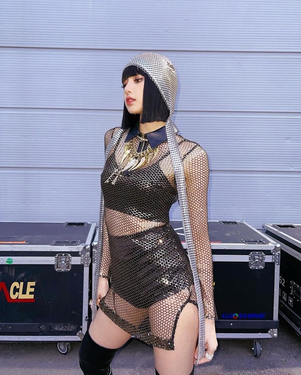 Lisa chiếm trọn spotlight lấn át đàn anh iKON tại Kingdom: Nước đi sai lầm của YG? - Ảnh 7.