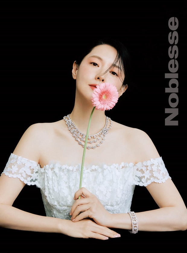 Lee Young Ae hack tuổi kinh ngạc trên tạp chí, thế nhưng con gái 11 tuổi của mỹ nhân Nàng Dae Jang Geum mới chiếm trọn sự chú ý - Ảnh 3. Lee Young Ae hack tuổi kinh ngạc trên tạp chí, thế nhưng con gái 11 tuổi của mỹ nhân Nàng Dae Jang Geum mới chiếm trọn sự chú ý - Ảnh 3.