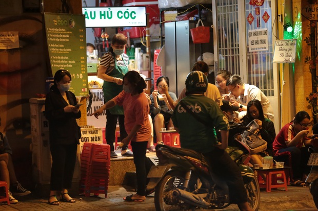 KHẨN: Từ 18h hôm nay, TP.HCM tạm dừng lễ hội, nghi lễ quy mô 20 người trở lên; quán ăn uống nhỏ và vừa chỉ bán mang đi - Ảnh 1. KHẨN: Từ 18h hôm nay, TP.HCM tạm dừng lễ hội, nghi lễ quy mô 20 người trở lên; quán ăn uống nhỏ và vừa chỉ bán mang đi - Ảnh 1.