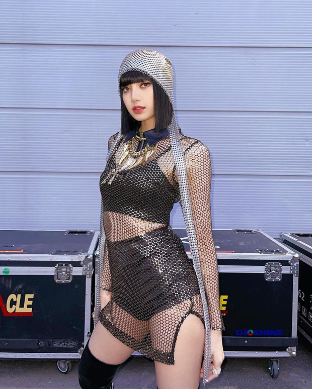 Lật mặt kiểu náo loạn MXH như Lisa (BLACKPINK): Giây trước sexy khét lẹt trên sân khấu, hậu trường là xả vai 1 trời 1 vực - Ảnh 7.