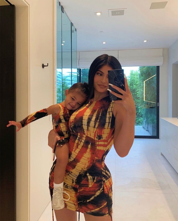 Kylie Jenner chôn vùi con gái 3 tuổi trong cát, dân tình hốt hoảng chỉ trích vì sợ nguy hiểm đến tính mạng - Ảnh 7.