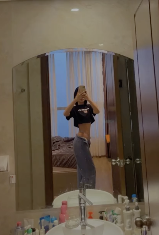 Cẩm Đan lại chơi lớn với trend quần tụt, sexy thế này đại gia Đức Huy muốn không mê cũng khó - Ảnh 2. Cẩm Đan lại chơi lớn với trend quần tụt, sexy thế này đại gia Đức Huy muốn không mê cũng khó - Ảnh 2.