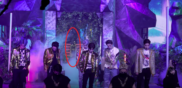 Funfact về Lisa ở Kingdom: Ngai vàng hình bìa album BLACKPINK, nhặt hoa giấy cũng tạo nên ending ấn tượng - Ảnh 7.