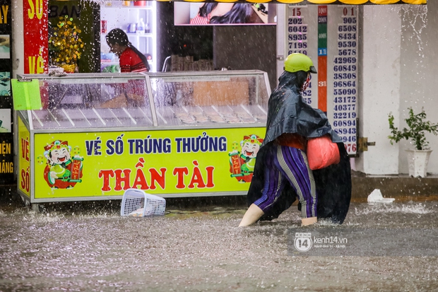 Chùm ảnh: Mưa lớn khủng khiếp, người dân TP. Thủ Đức ngán ngẩm nhìn các tuyến đường hóa thành sông - Ảnh 6. Chùm ảnh: Mưa lớn khủng khiếp, người dân TP. Thủ Đức ngán ngẩm nhìn các tuyến đường hóa thành sông - Ảnh 6.