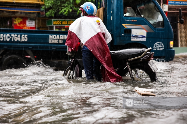 Chùm ảnh: Mưa lớn khủng khiếp, người dân TP. Thủ Đức ngán ngẩm nhìn các tuyến đường hóa thành sông - Ảnh 3. Chùm ảnh: Mưa lớn khủng khiếp, người dân TP. Thủ Đức ngán ngẩm nhìn các tuyến đường hóa thành sông - Ảnh 3.