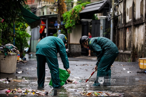 Chùm ảnh: Mưa lớn khủng khiếp, người dân TP. Thủ Đức ngán ngẩm nhìn các tuyến đường hóa thành sông - Ảnh 15. Chùm ảnh: Mưa lớn khủng khiếp, người dân TP. Thủ Đức ngán ngẩm nhìn các tuyến đường hóa thành sông - Ảnh 15.