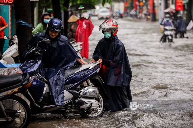 Chùm ảnh: Mưa lớn khủng khiếp, người dân TP. Thủ Đức ngán ngẩm nhìn các tuyến đường hóa thành sông - Ảnh 17. Chùm ảnh: Mưa lớn khủng khiếp, người dân TP. Thủ Đức ngán ngẩm nhìn các tuyến đường hóa thành sông - Ảnh 17.