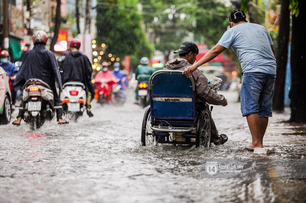 Chùm ảnh: Mưa lớn khủng khiếp, người dân TP. Thủ Đức ngán ngẩm nhìn các tuyến đường hóa thành sông - Ảnh 11. Chùm ảnh: Mưa lớn khủng khiếp, người dân TP. Thủ Đức ngán ngẩm nhìn các tuyến đường hóa thành sông - Ảnh 11.