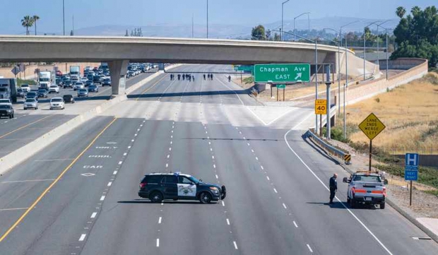 Bé trai 6 tuổi bị bắn chết ngay trên đường phố Nam California (Mỹ) - Ảnh 1. Bé trai 6 tuổi bị bắn chết ngay trên đường phố Nam California (Mỹ) - Ảnh 1.