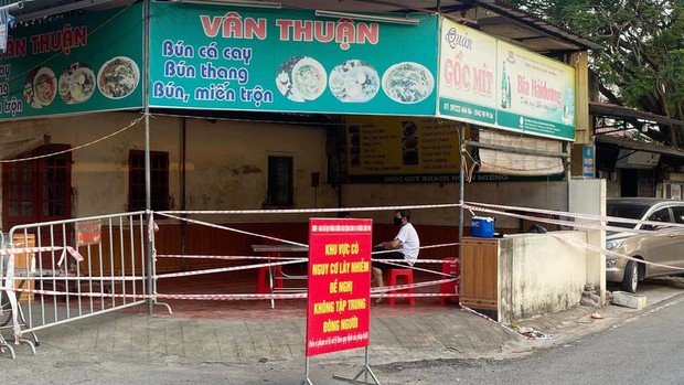 Người phụ nữ ở Hải Dương vượt chốt COVID-19 vào khu phong tỏa bán rượu - Ảnh 1. Người phụ nữ ở Hải Dương vượt chốt COVID-19 vào khu phong tỏa bán rượu - Ảnh 1.