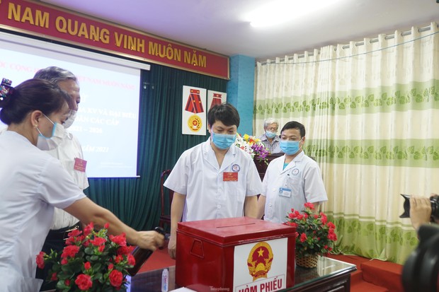 Hình ảnh bầu cử đặc biệt trong bệnh viện dã chiến tại Bắc Ninh - Ảnh 1. Hình ảnh bầu cử đặc biệt trong bệnh viện dã chiến tại Bắc Ninh - Ảnh 1.