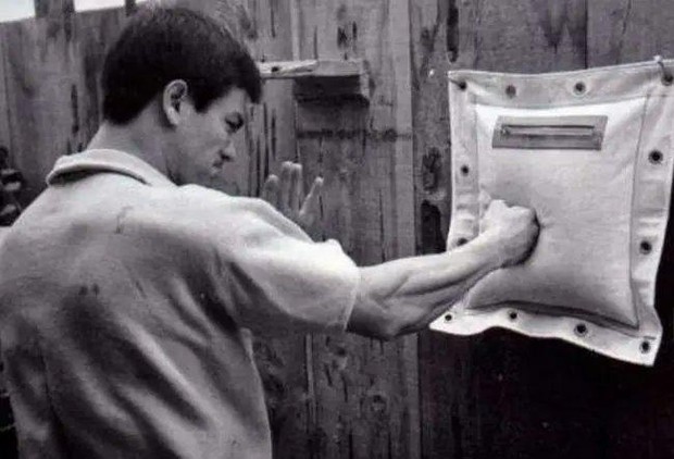 Báo Trung Quốc chỉ ra mất mát lớn nhất trong cuộc đời của Lý Tiểu Long - Ảnh 1.