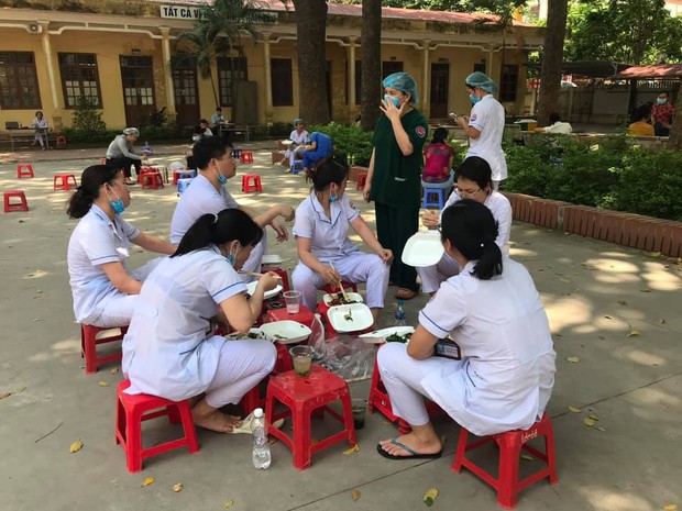 Nhân viên y tế kiệt sức giữa trưa hè nắng nóng khi lấy mẫu tại Bắc Ninh  - Ảnh 4.