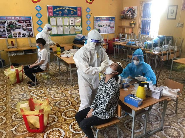 Nhân viên y tế kiệt sức giữa trưa hè nắng nóng khi lấy mẫu tại Bắc Ninh  - Ảnh 1.