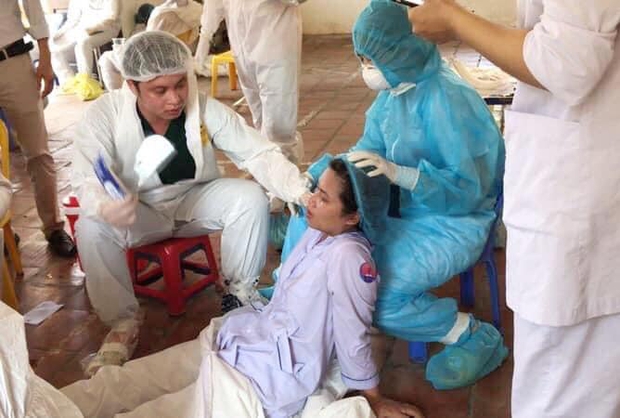 Nhân viên y tế kiệt sức giữa trưa hè nắng nóng khi lấy mẫu tại Bắc Ninh  - Ảnh 2.