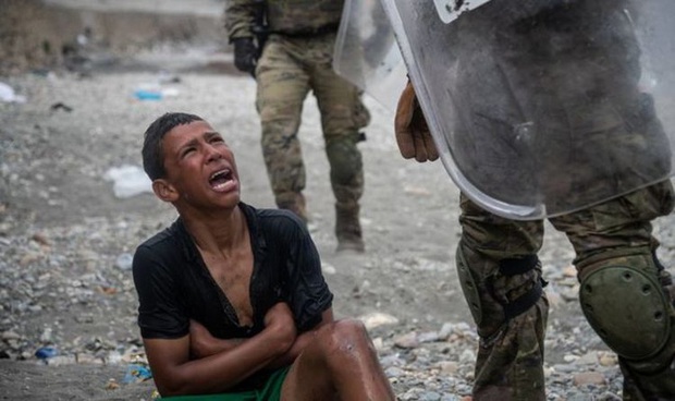 Câu chuyện nhói lòng về cậu bé di cư bật khóc giữa biển nước mênh mông gây chấn động: Cháu thà chết chứ không muốn quay về - Ảnh 3.