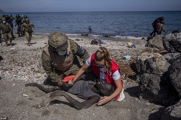 Câu chuyện nhói lòng về cậu bé di cư bật khóc giữa biển nước mênh mông gây chấn động: Cháu thà chết chứ không muốn quay về - Ảnh 4.