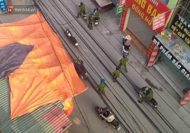 Cuộc sống công nhân đang mắc kẹt trong tâm dịch Covid-19 Bắc Giang: Ngày ngày làm bạn với điện thoại, nửa tháng ăn cơm trắng và cá khô - Ảnh 4.