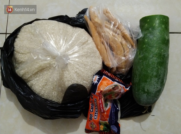 Cuộc sống công nhân đang mắc kẹt trong tâm dịch Covid-19 Bắc Giang: Ngày ngày làm bạn với điện thoại, nửa tháng ăn cơm trắng và cá khô - Ảnh 2.