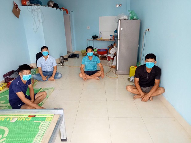 Cuộc sống công nhân đang mắc kẹt trong tâm dịch Covid-19 Bắc Giang: Ngày ngày làm bạn với điện thoại, nửa tháng ăn cơm trắng và cá khô - Ảnh 5.
