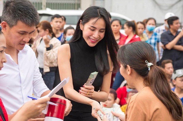 Thuỷ Tiên lên tiếng nói rõ quan điểm chuyện nghệ sĩ làm từ thiện giữa lúc NS Hoài Linh gặp biến căng vụ 13 tỷ cứu trợ miền Trung - Ảnh 3. Thuỷ Tiên lên tiếng nói rõ quan điểm chuyện nghệ sĩ làm từ thiện giữa lúc NS Hoài Linh gặp biến căng vụ 13 tỷ cứu trợ miền Trung - Ảnh 3.