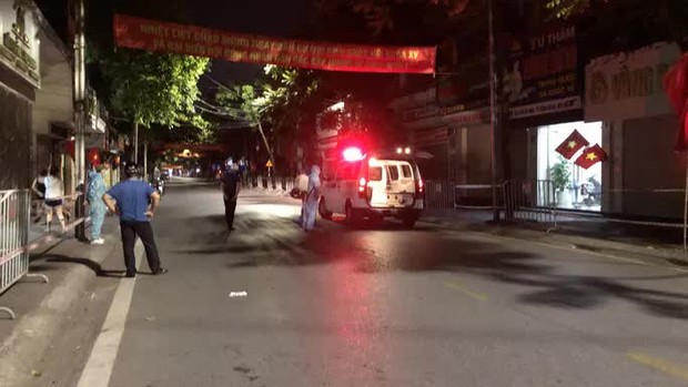 Bị đưa đi điều trị Covid-19, cặp vợ chồng cố thủ suốt 2 tiếng trong nhà - Ảnh 2. Bị đưa đi điều trị Covid-19, cặp vợ chồng cố thủ suốt 2 tiếng trong nhà - Ảnh 2.