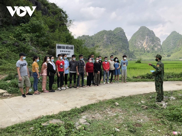 Một phụ nữ sinh con trong lúc nhập cảnh trái phép - Ảnh 1. Một phụ nữ sinh con trong lúc nhập cảnh trái phép - Ảnh 1.