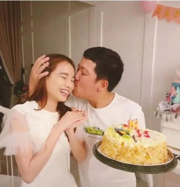 Trường Giang đưa Nhã Phương đi chơi xa, trên con xe tay ga: Chồng đi dép tổ ong, vợ ăn vận giản dị nhìn cưng quá! - Ảnh 5. Trường Giang đưa Nhã Phương đi chơi xa, trên con xe tay ga: Chồng đi dép tổ ong, vợ ăn vận giản dị nhìn cưng quá! - Ảnh 5.