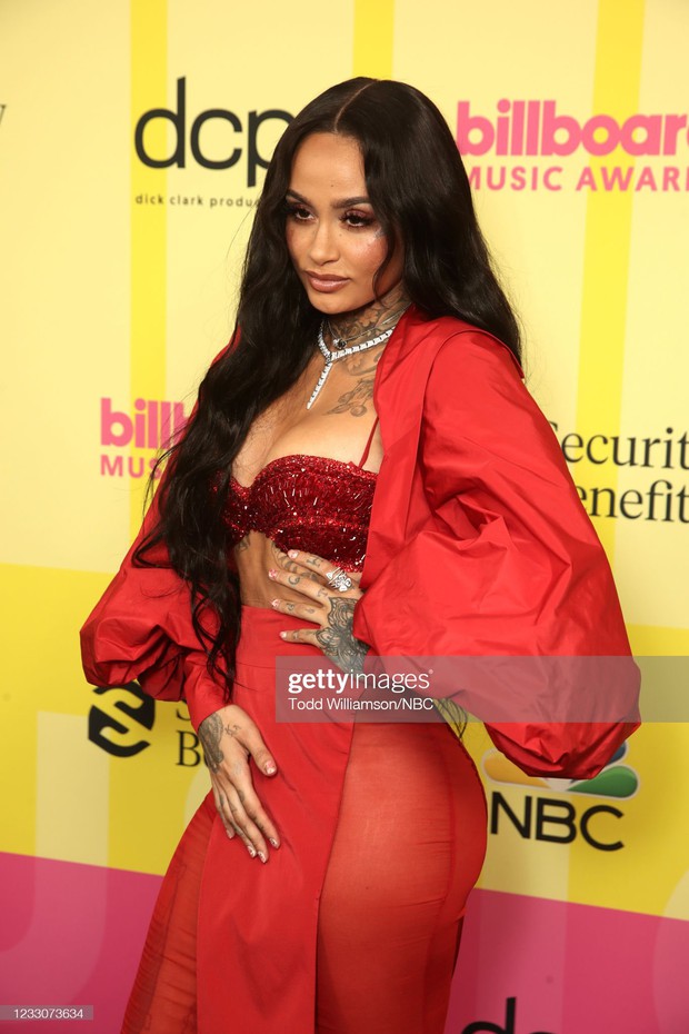 Siêu thảm đỏ Billboard Music Awards: Hoa hậu Thế giới o ép vòng 1 khủng bên host Nick Jonas, Alicia Keys hồng choé bị mỹ nhân xuyên thấu hết hồn lấn át - Ảnh 14.
