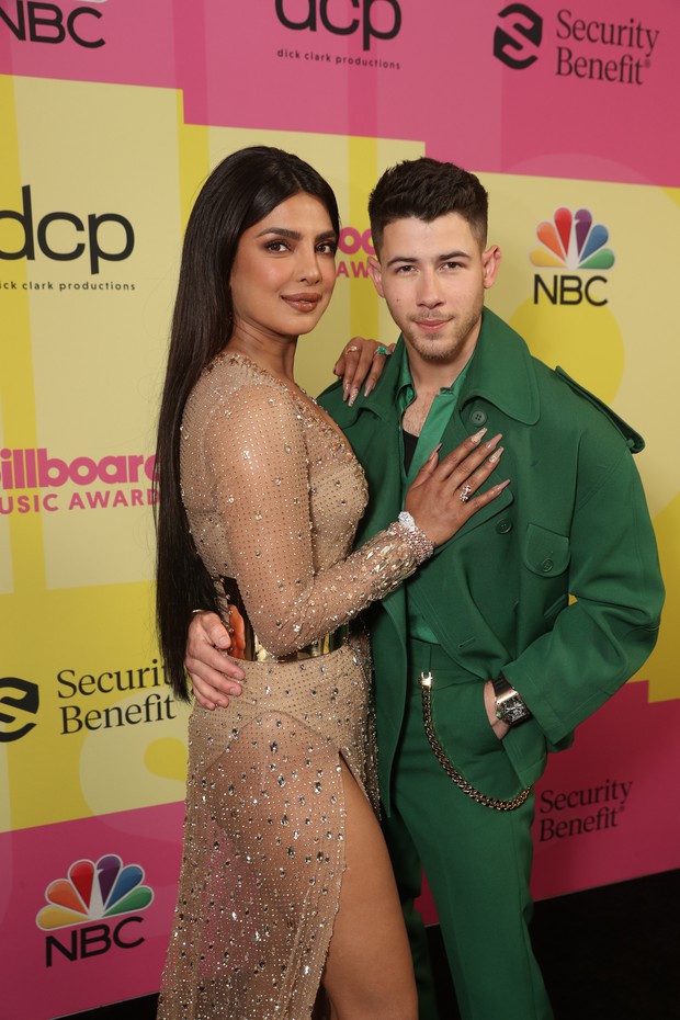 Siêu thảm đỏ Billboard Music Awards: Hoa hậu Thế giới o ép vòng 1 khủng bên host Nick Jonas, Alicia Keys hồng choé bị mỹ nhân xuyên thấu hết hồn lấn át - Ảnh 4.