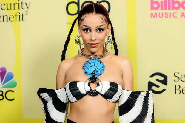 Siêu thảm đỏ Billboard Music Awards: Hoa hậu Thế giới o ép vòng 1 khủng bên host Nick Jonas, Alicia Keys hồng choé bị mỹ nhân xuyên thấu hết hồn lấn át - Ảnh 8.