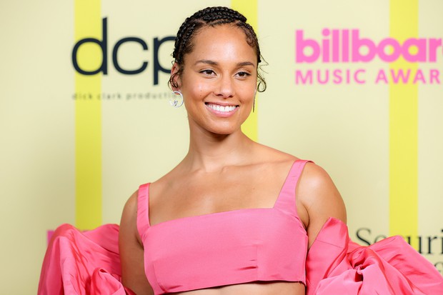 Siêu thảm đỏ Billboard Music Awards: Hoa hậu Thế giới o ép vòng 1 khủng bên host Nick Jonas, Alicia Keys hồng choé bị mỹ nhân xuyên thấu hết hồn lấn át - Ảnh 10.