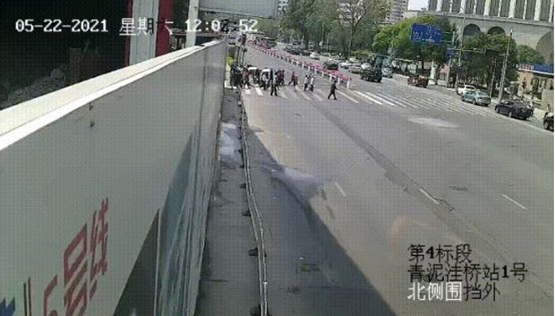Clip: Làm ăn thua lỗ, thanh niên lái xe đâm thẳng vào đoàn người qua đường khiến 5 người tử vong - Ảnh 2. Clip: Làm ăn thua lỗ, thanh niên lái xe đâm thẳng vào đoàn người qua đường khiến 5 người tử vong - Ảnh 2.