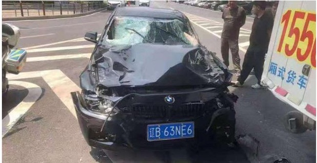 Clip: Làm ăn thua lỗ, thanh niên lái xe đâm thẳng vào đoàn người qua đường khiến 5 người tử vong - Ảnh 3. Clip: Làm ăn thua lỗ, thanh niên lái xe đâm thẳng vào đoàn người qua đường khiến 5 người tử vong - Ảnh 3.