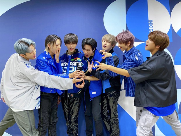 Nam idol SM đang diễn thì xỉu ngang trên sân khấu, cột sống Gen Z chưa bao giờ là ổn? - Ảnh 6. Nam idol SM đang diễn thì xỉu ngang trên sân khấu, cột sống Gen Z chưa bao giờ là ổn? - Ảnh 6.