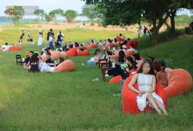 Quận Tây Hồ xử phạt chủ bãi đá sông Hồng vì để xảy ra tình trạng tập trung đông người - Ảnh 3.